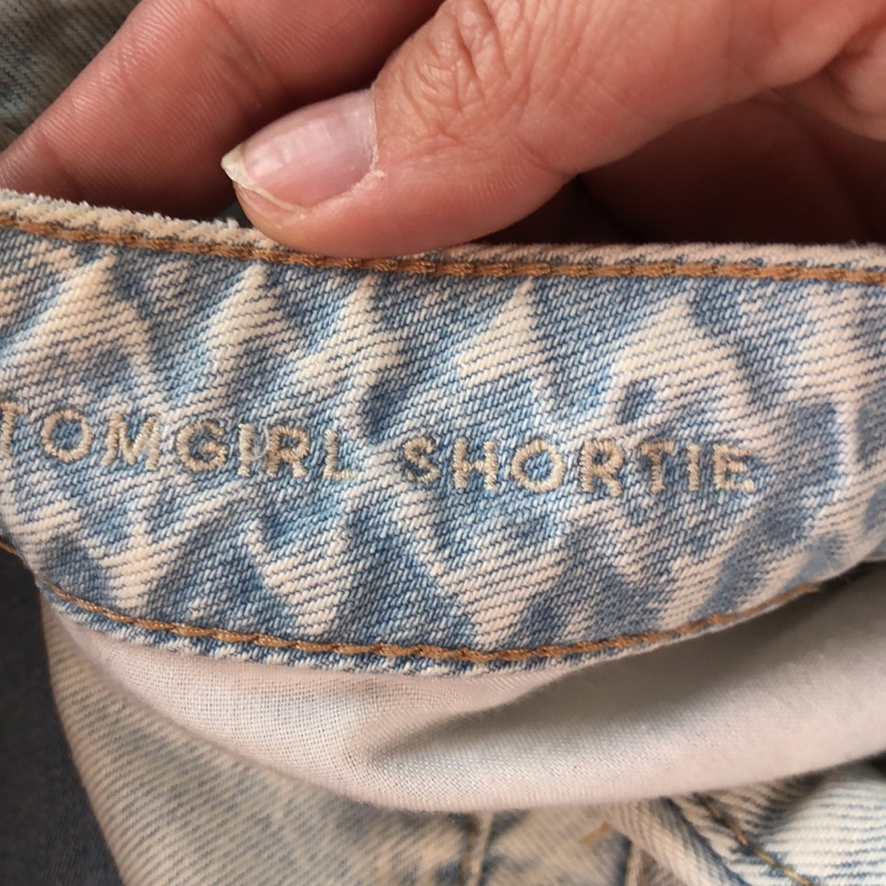 American Eagle Outfitters Shorts Size 4 Tom Girl Shortie Distressed Light Wash - Picture 11 of 12
